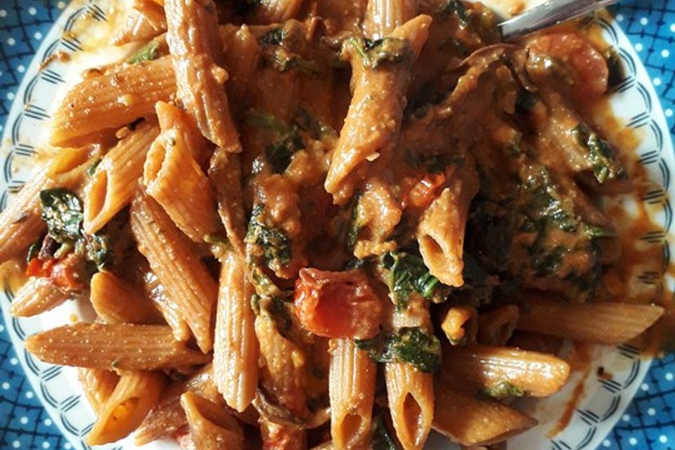 Pasta aus roten Linsen in Spinat-Ricotta-Tomatensauce