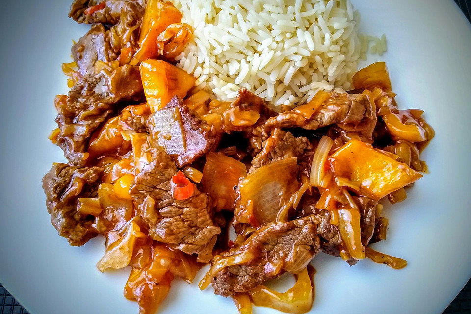 Rindfleisch nach koreanischer Art mit Weißkohl, Paprika und Zwiebeln