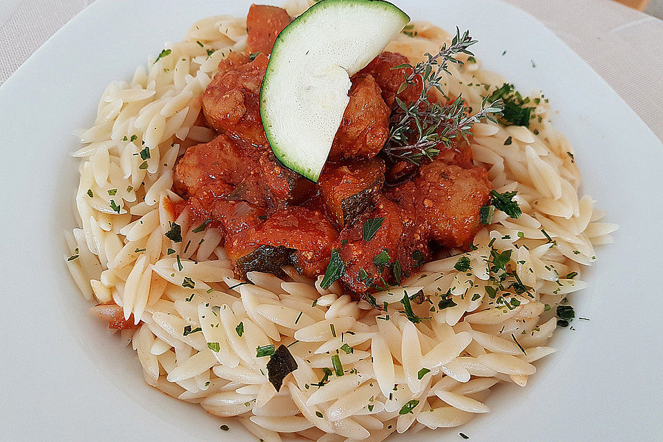 Tomatensoße mit Salsiccia und Kritharaki