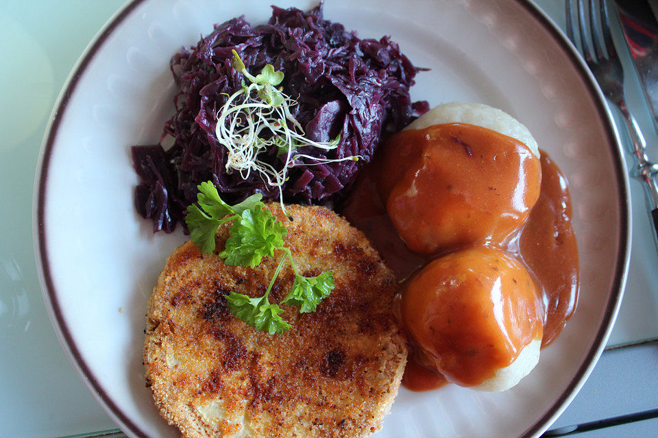 Kartoffelklöße mit Apfelrotkohl und Sellerieschnitzel