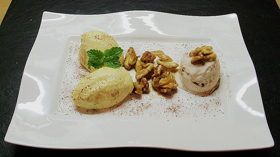Mango - Mousse mit Walnusseis und karamellisierten Walnüssen Mango - Mousse mit Walnusseis und karamellisierten Walnüssen