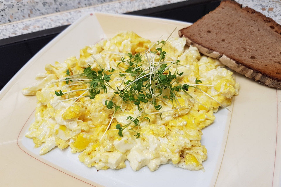 Rührei mit Feta, Tomaten und frischen Kräutern