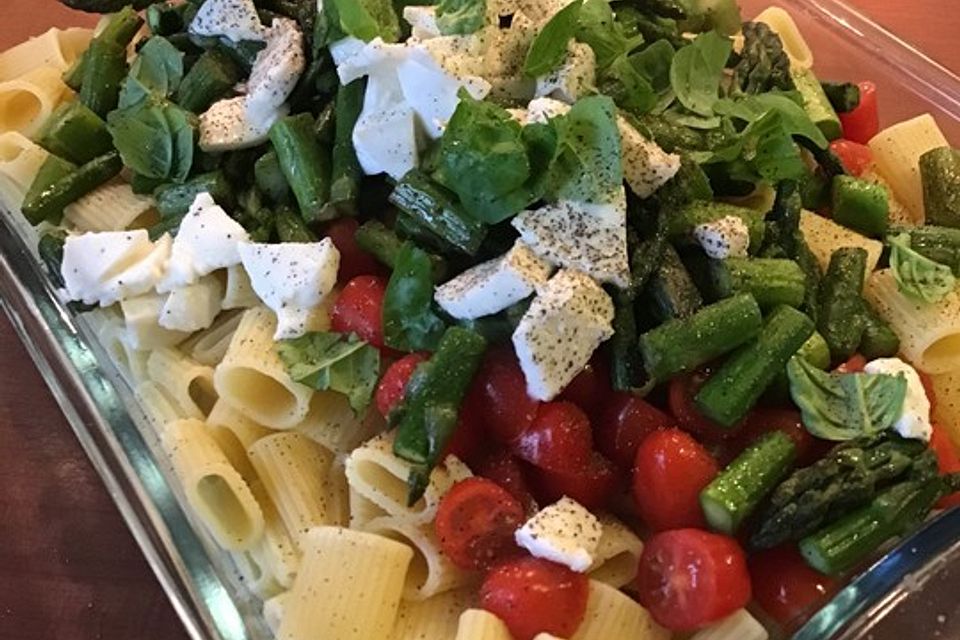 Pasta mit grünem Spargel und Tomaten