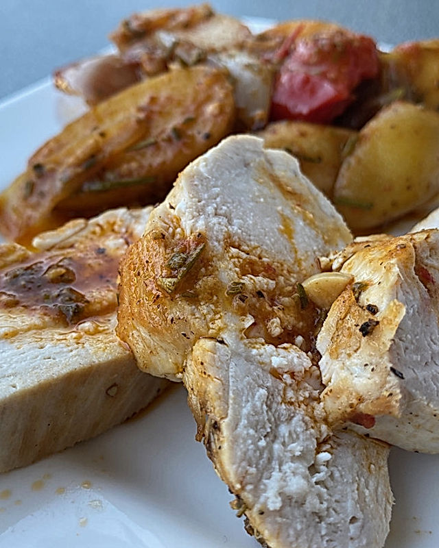 Mediterrane Hähnchenbrust mit Tomaten, Zwiebeln und Rosmarinkartoffeln