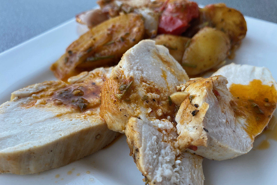 Mediterrane Hähnchenbrust mit Tomaten, Zwiebeln und Rosmarinkartoffeln