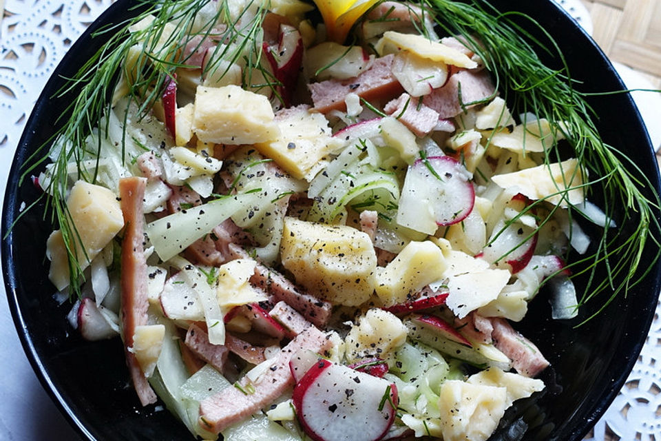 Schweizer Wurstsalat mit Käse und Radieschen