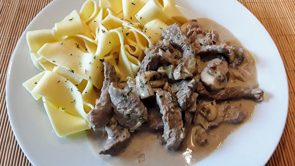 Geschnetzeltes vom Rinderfilet in Zwiebel-Champignon-Sahne-Sauce mit ...