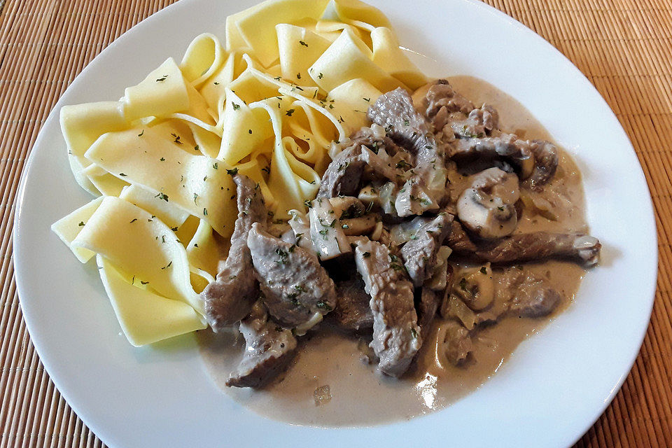 Geschnetzeltes vom Rinderfilet in Zwiebel-Champignon-Sahne-Sauce mit Bandnudeln