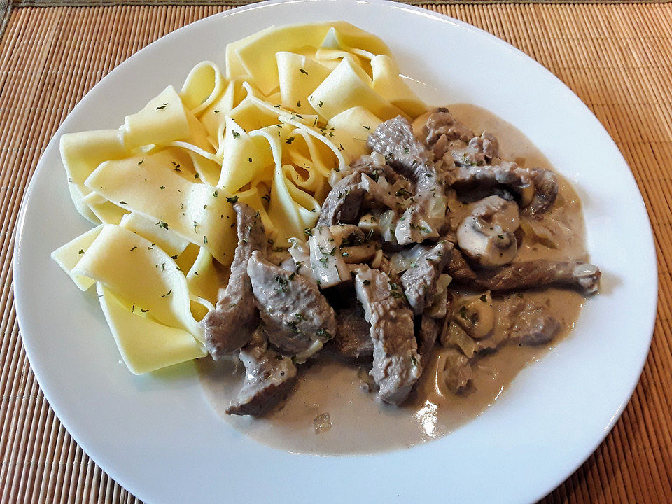 Geschnetzeltes vom Rinderfilet in Zwiebel-Champignon-Sahne-Sauce mit ...