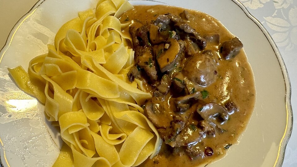 Geschnetzeltes vom Rinderfilet in Zwiebel-Champignon-Sahne-Sauce mit ...