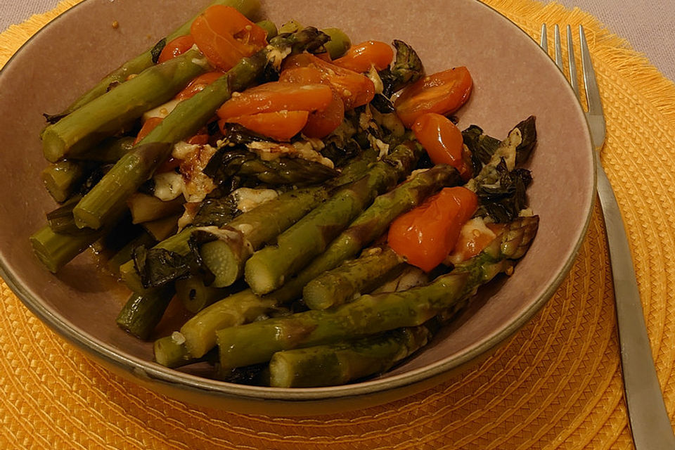 Spargel mit Kirschtomaten und Bärlauch aus dem Backofen