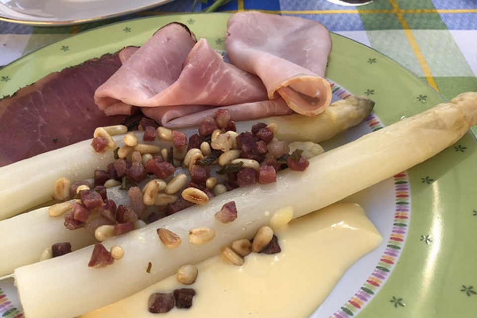 Spargel mit Speck-Pinienkerne-Topping