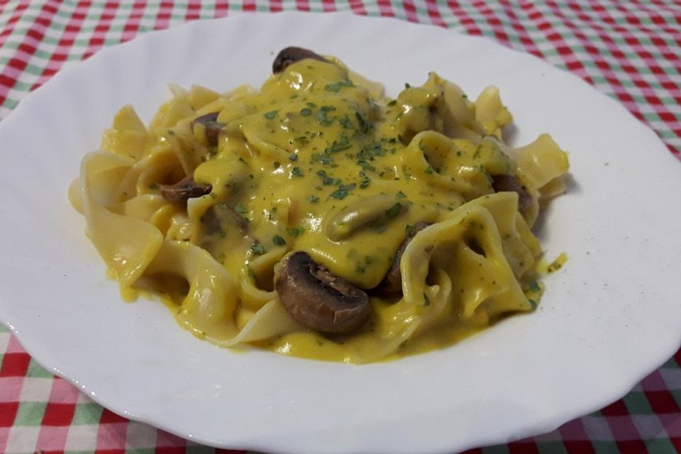 Nudeln mit Pilz-Käse-Sauce