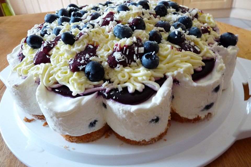 Spaghetti-Torte mit Erdbeeren oder Heidelbeeren