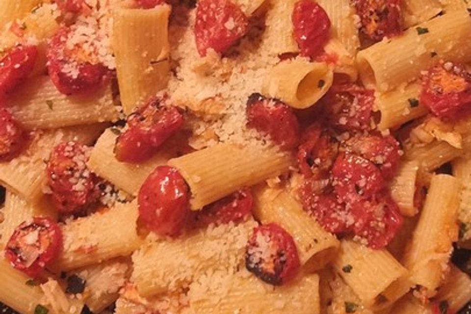 Rigatoni mit weißem Thunfisch, Basilikum und gegrillten Tomaten