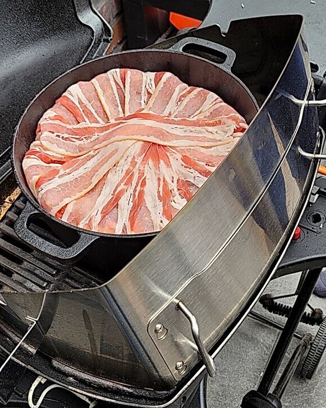 Bacon Bomb mit Käse und Paprika im Dutch Oven