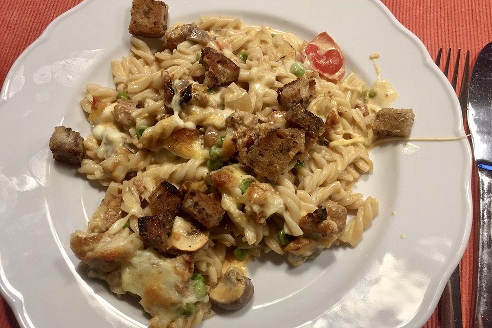 Pasta al forno mit Salsicce und Ciabatta-Rosmarin-Croûtons