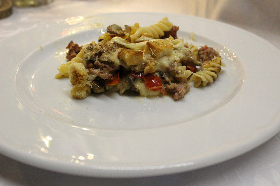 Pasta al forno mit Salsicce und Ciabatta-Rosmarin-Croûtons