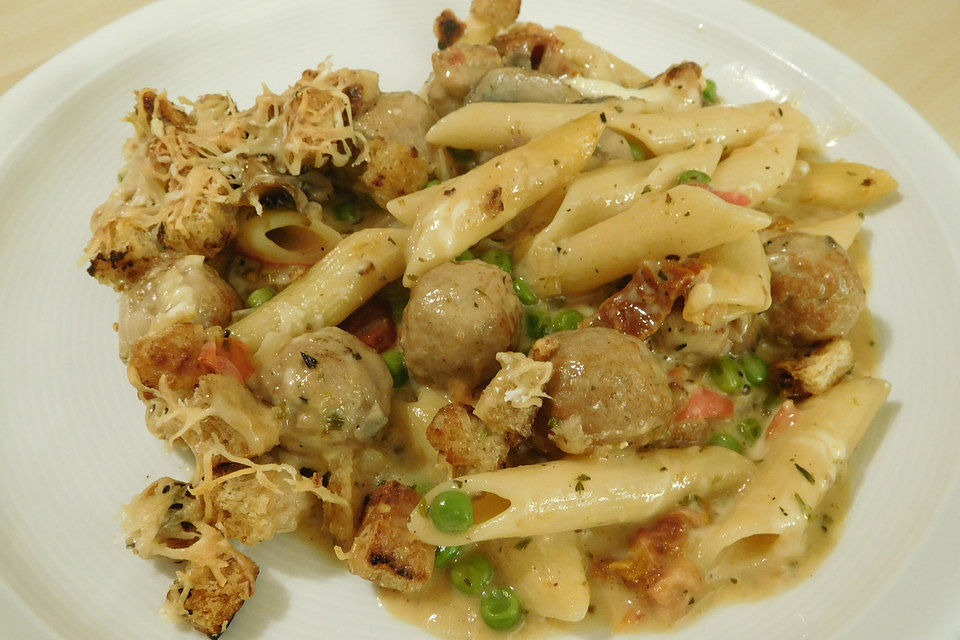 Pasta al forno mit Salsicce und Ciabatta-Rosmarin-Croûtons