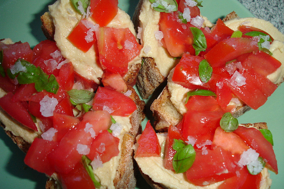 Crostini mit Hummus und Tomate