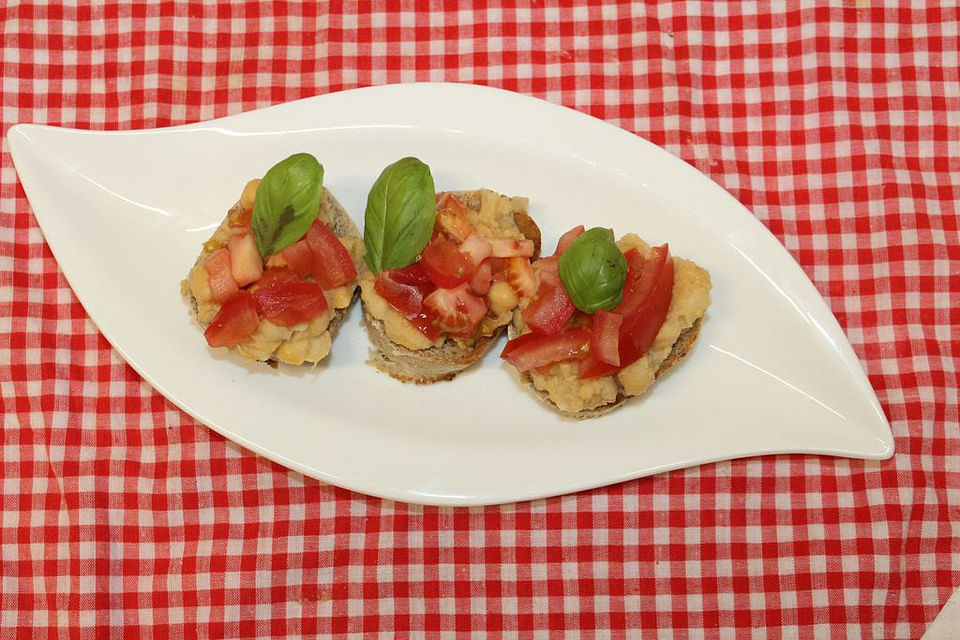 Crostini mit Hummus und Tomate