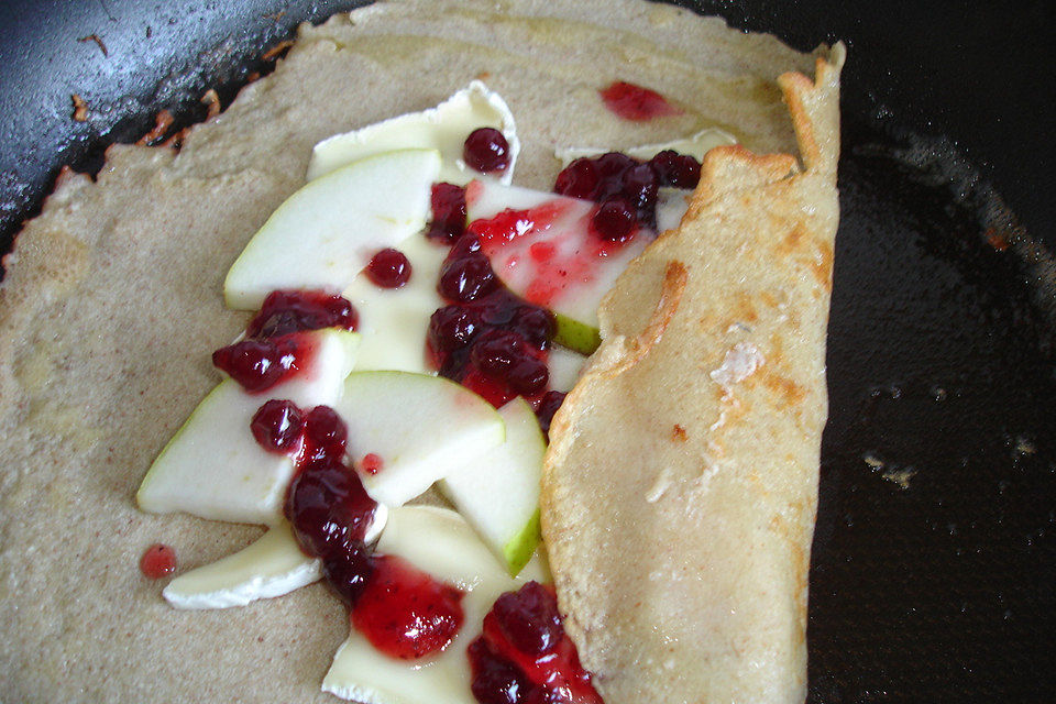 Galettes mit Camembert, Birne und Preiselbeeren