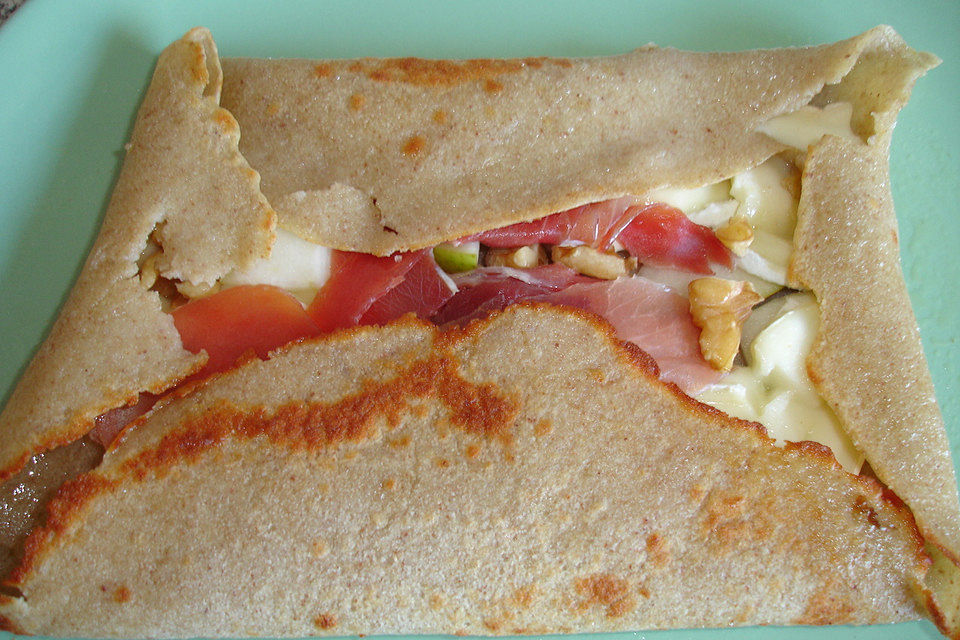 Galettes mit Brie, Schinken, Birne und Walnüssen