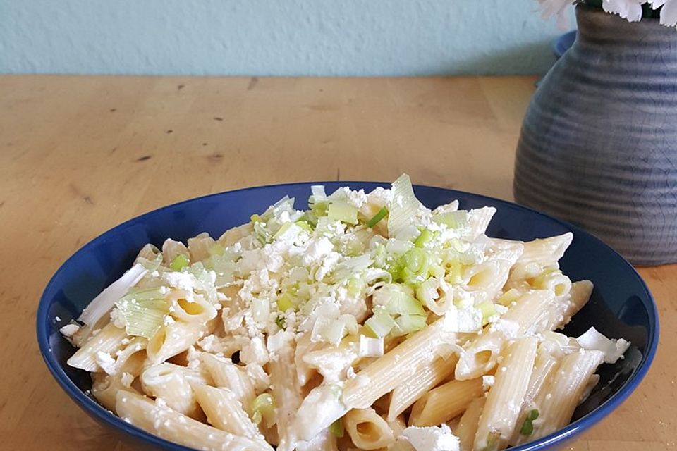 Pasta mit Zitronen-Feta-Sauce