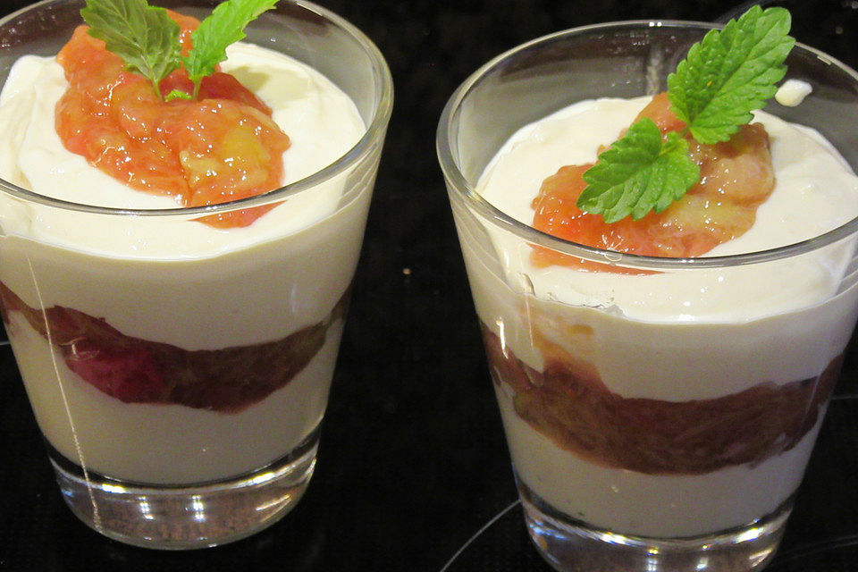 Rhabarbergrütze mit Eierlikörcreme