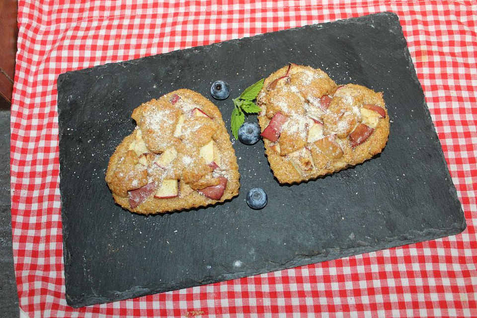 Apfel-Dinkel-Streuselkuchen mit Haselnüssen