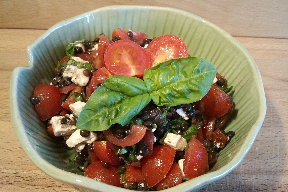 Belugalinsen-Salat mit Cherrytomaten und Feta