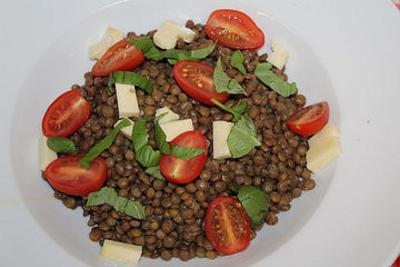 Belugalinsen-Salat mit Cherrytomaten und Feta