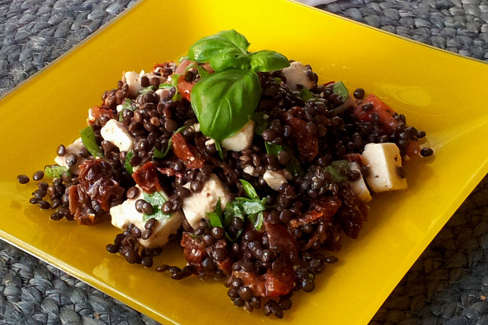 Belugalinsen-Salat mit Cherrytomaten und Feta