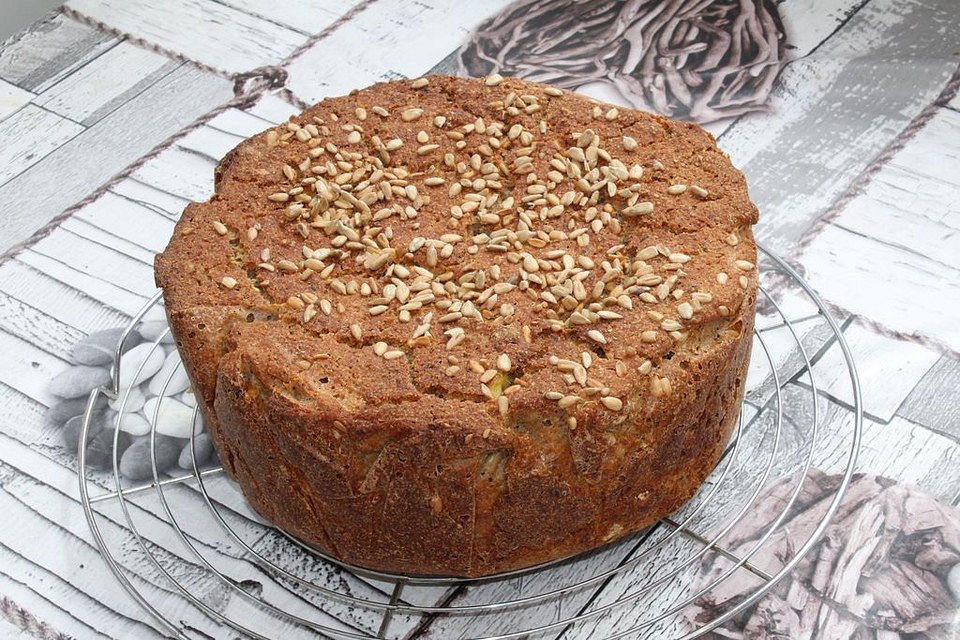 Kartoffel-Sonnenblumenkern-Vollkorn-Sauerteigbrot mit Buttermilch aus dem Bräter