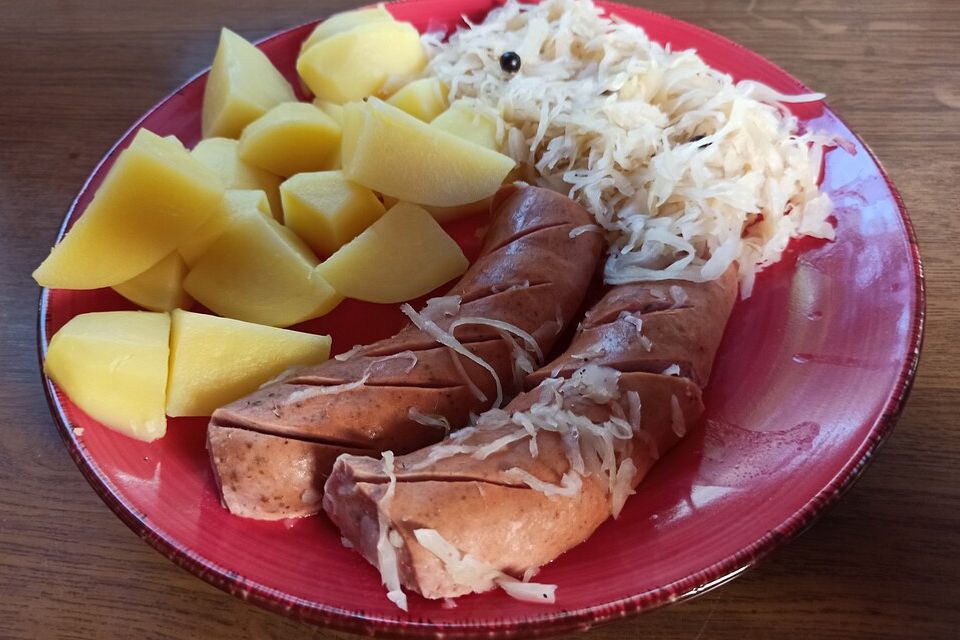 Omas Sauerkraut mit Kartoffeln und Stadtwurst