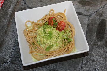 Spaghetti mit Avocado und Basilikum