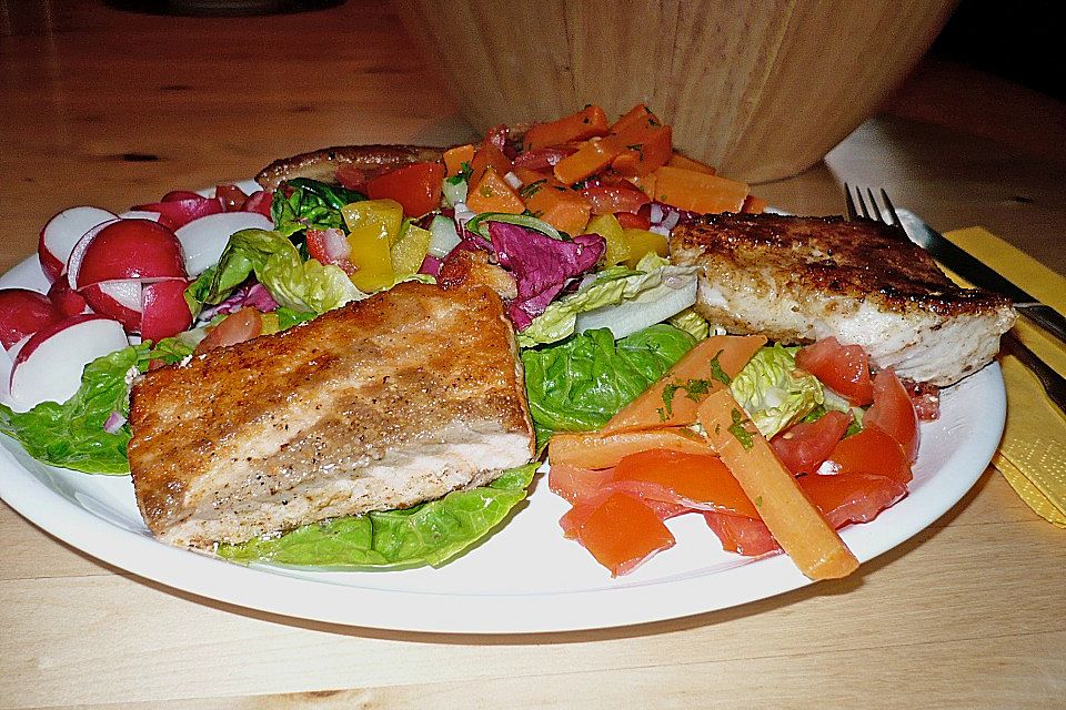 Bunter Salat mit Fischfilets