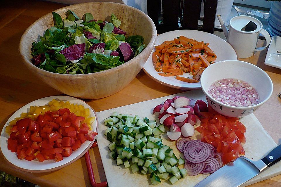 Bunter Salat mit Fischfilets