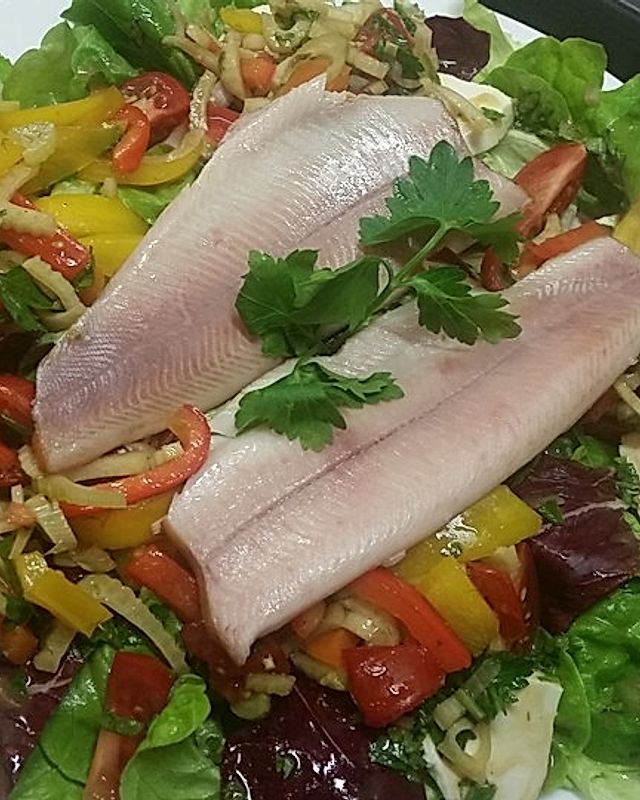Bunter Salat mit Fischfilets
