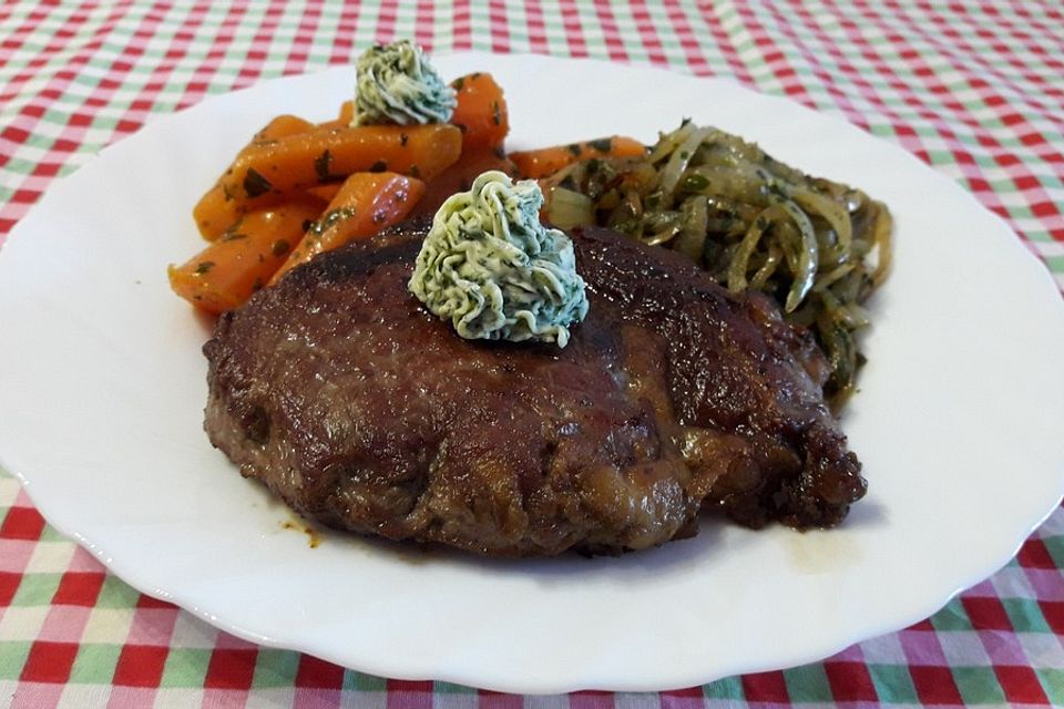 Rinderhüftsteak mit Kräuterbutter und Zwiebeln