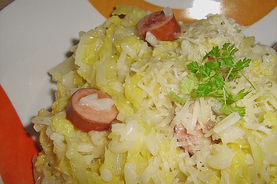 Wirsing-Risotto mit Würstchen und Parmesan