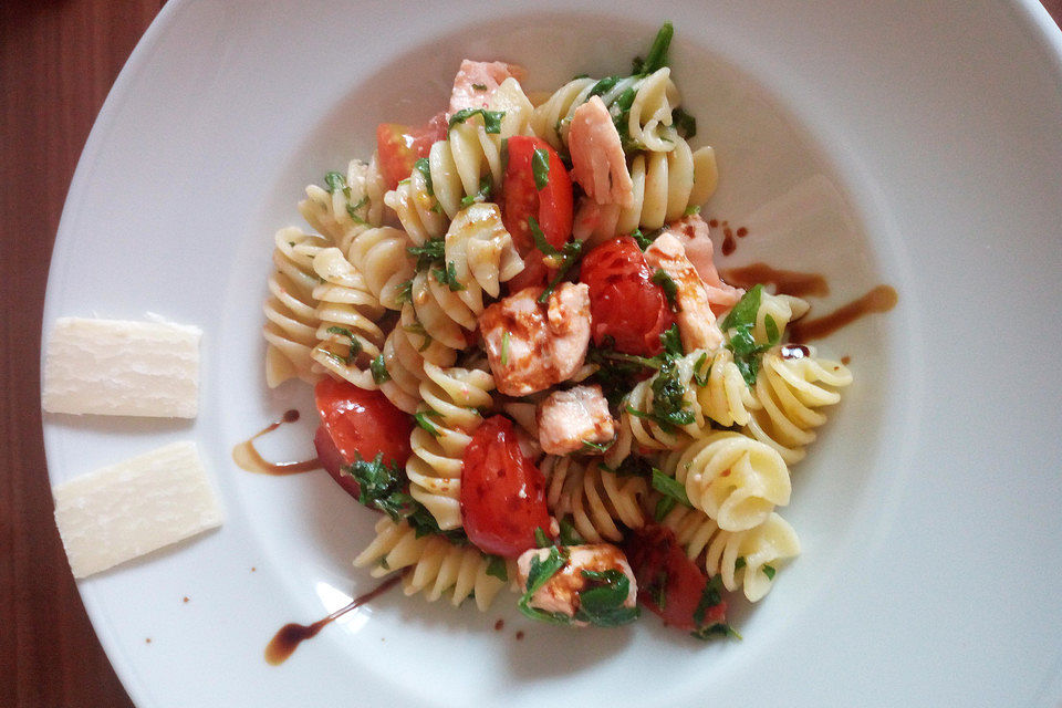 Nudel-Lachs-Pfanne mit Rucola