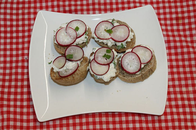 Crostini mit Hüttenkäse, Petersilie, Radieschen und Frühlingszwiebeln ...