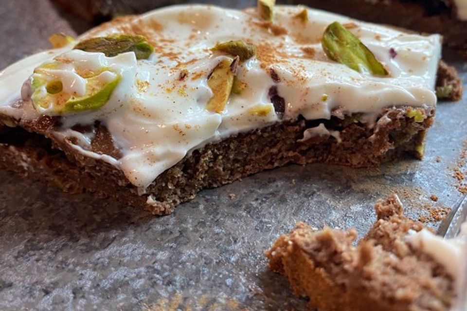 Avocado-Brownies mit Pistazien-Topping