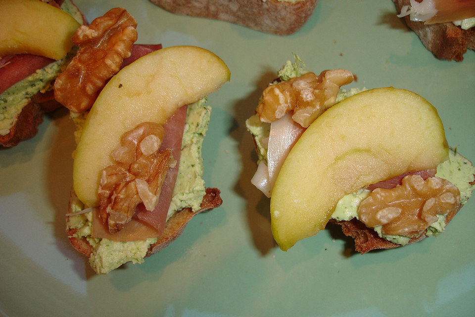 Bruschetta mit Feta, Schinken, Apfel und Walnuss