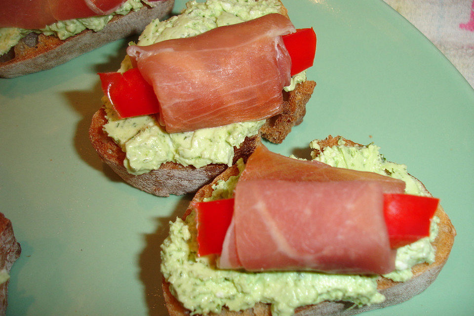 Crostini mit Feta, Schinken und Paprika