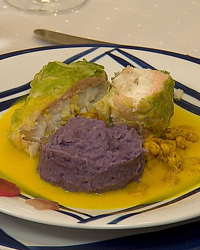 Skrei mit Lachsfarce im Wirsingblatt, Kartoffelpüree aus blauen Kartoffeln mit Safransoße