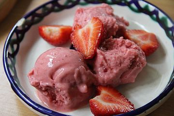 Leichtes Erdbeer-Joghurt Eis