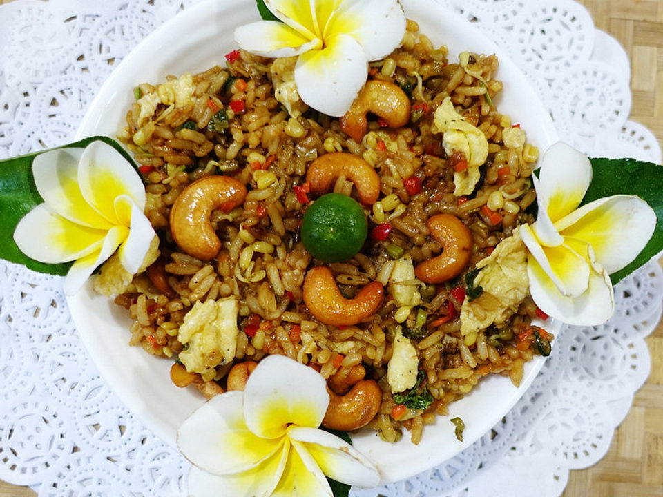 Würziger, balinesischer Kokosreis mit Eiern und Cashewnüssen von dieter ...