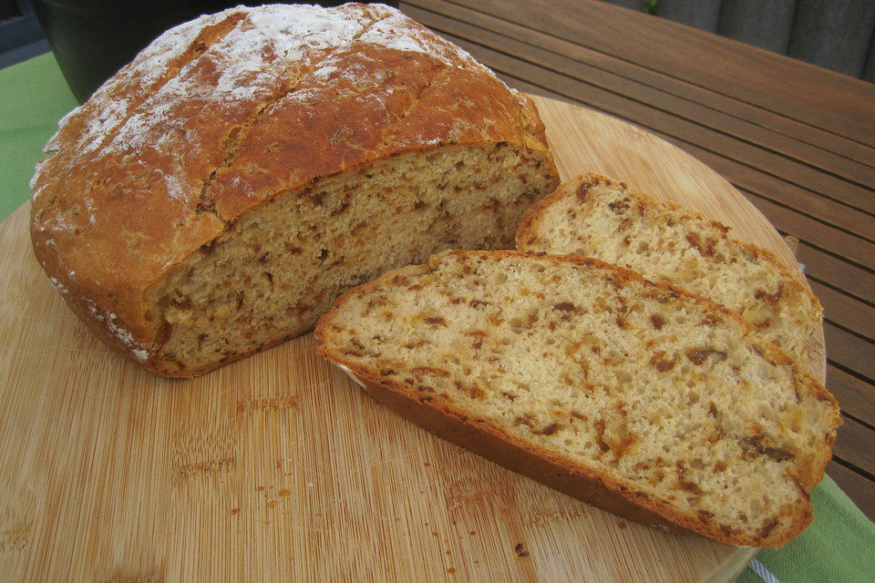 Malzbierbrot mit Röstzwiebeln und Quark aus dem Topf